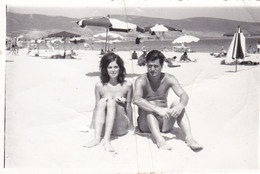 Old Original Photo - Naked Man Woman In Bikini On The Beach - 1968 Sunny Beach - Ca. 12.7x8.2cm - Anonymous Persons