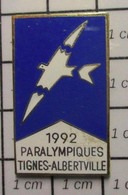 411c Pin's Pins / Beau Et Rare / THEME : JEUX OLYMPIQUES / 1992 JEUX PARALYMPIQUES TIGNES ALBERTVILLE DESSIN DE FOLON - Olympische Spiele