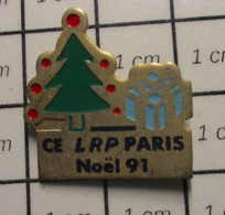 411c Pin's Pins / Beau Et Rare / THEME : NOEL / SAPIN CADEAU COMITE D'ENTREPRISE LRP PARIS - Christmas