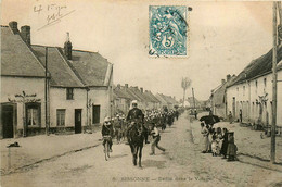 Sissonne * Défilé Dans Le Village * Passage De Troupes Légionnaires Légion * Militaria Militaires * 1904 - Sissonne