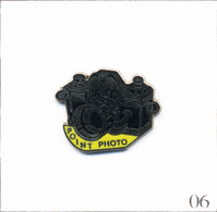 Pin's Photographie - Magasin “Point Photo“ - Version Cartouche Jaune. Estampillé Béraudy. Zamac Fin. T860-06 - Photographie