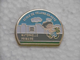 Pin's - Ecole De VELAINE EN HAYE - Pins Ecolier Et Son Sac, Pin Badge Ecole Enseignement Education 54 MEURTHE ET MOSELLE - Administrations