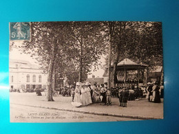 18 - SAINT AMAND MONTROND - La Place Du Théâtre Un Jour De Musique - Saint-Amand-Montrond