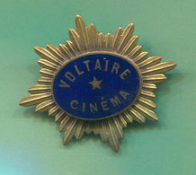 VOLTAIRE CINEMA FRANCE, KINO MOVIE, OLD  BUTTON HOLE PIN BADGE ABZEICHEN, ENAMEL, BEFORE WWII - Cinéma