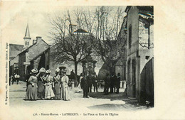 Latrecey * La Place Et Rue De L'église Du Village * Villageois - Autres & Non Classés