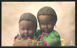 AK Zwei Niedliche Puppen Mit Schwarzer Hautfarbe In Bunter Kleidung - Usados