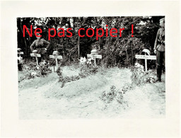 PHOTO ALLEMANDE - TOMBES DE SOLDATS ALLEMANDS A LA HAYE DESCARTES PRES DE BUXEUIL INDRE ET LOIRE  - GUERRE 1939 - 1945 - 1939-45