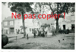 PHOTO ALLEMANDE - SOLDATS A LA FONTAINE DE GENILLE PRES DE LOCHES INDRE ET LOIRE 1940 - GUERRE 1939 - 1945 - 1939-45