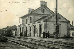 Chalais * Vue Sur La Gare Du Village * Arrivée Du Train * Ligne Chemin De Fer - Andere & Zonder Classificatie