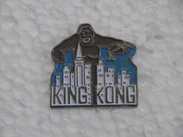 Pin's Cinéma Film " KING KONG à NEW YORK" - Pins Pin Badge Film Animal Grand Singe Aux USA - Cinéma