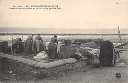 14-ARROMANCHE-LES-BAINS- LESSIVIERES TRAVAILLANT AU LAVOIR DE LA GRANDE CALE - Arromanches