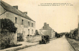 Le Louroux Béconnais * Rue Du Village * La Gendarmerie Nationale Et L'hôtel Des Postes Ptt * Automobile Voiture Ancienne - Le Louroux Beconnais