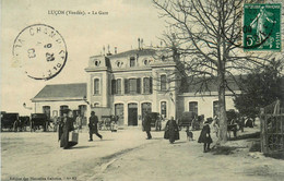 Luçon * Le Parvis De La Gare * Ligne Chemin De Fer * Attelage - Lucon