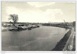 SEDAN ..-- Chantiers , Péniches , Et  Port Sur Les Bords De La Meuse . - Sedan