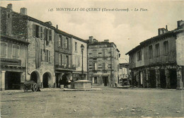 Montpezat De Quercy * La Place Du Village * Café Parisien - Montpezat De Quercy