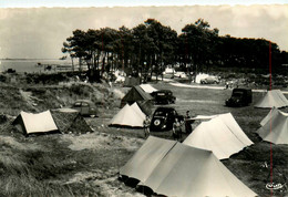 Fouras Les Bains * Vue Sur Le Camping * Toiles De Tente * Automobile Voiture Ancienne - Fouras-les-Bains