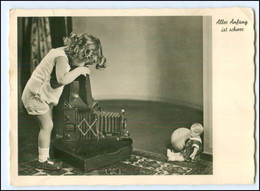 V2177/ Mädchen Fotografiert Eine Puppe  Fotoapparat Foto AK 1953 - Fotografía