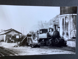 Photo  Tamponnée De Marc DAHLSTRÖM : Locomotive Vapeur Au Depot De TOURNON  En 1978 - Trains