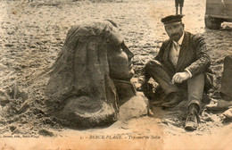 62. CPA - BERCK PLAGE - Travaux De Sable - Homme Ayant Sculpté Dans Le Sable Une Tête De Femme -  1914 - Scan Verso - Berck