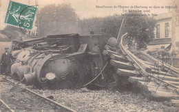 Gare De BERNAY (10 Septembre 1910) - Déraillement Du Train Express De Cherbourg - N'2 La Locomotive Sous La Voie - Bernay