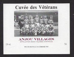 Etiquette De Vin Anjou Villages - Cuvée Des Vétérans Non Localisée (49) - Thème Foot - Calcio