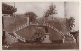 Cpa Alès Place Saint-sebastien Escalier Accedant à La Promenade De La Maréchale Et Statue Du Chimiste J.b Dumas... - Alès