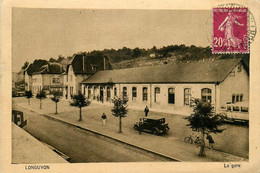 Longuyon * Place Et La Gare Du Village * Automobile Voiture Ancienne  * Ligne Chemin De Fer - Longuyon