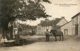 Plonévez Porzay * La Place Centrale Du Village * Homme Cheval Villageois - Plonévez-Porzay