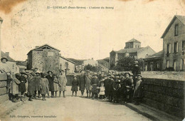 Courlay * L'entrée Du Bourg Du Village * Enfants Villageois - Other & Unclassified