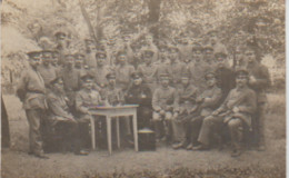 MILITARIA . CARTE PHOTO . Groupe De Soldats Et D'officiers Allemands Autour D'une Table Dans Un Pré - Uniforms