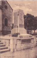 86 - LES TROIS MOUTIERS - MONUMENT AUX MORT - GUERRE 1914-1918 -  PLACE DE L'EGLISE - Les Trois Moutiers