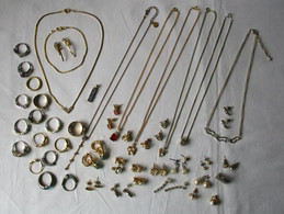 Schöne Sammlung Mit 44 Stücken Modeschmuck Ringe, Ohrringe Ketten Usw. (110597) - Autres & Non Classés