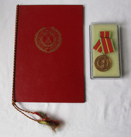 DDR Verdienstmedaille Der Grenztruppen In Gold Im Etui Mit Urkunde (135143) - RDA