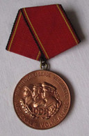 DDR Verdienstmedaille Der NVA Nationale Volksarmee In Bronze MUSTER (119376) - GDR