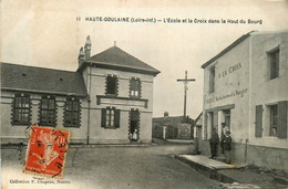 Haute Goulaine * L'école Et La Croix Dans Le Haut Du Bourg * Aubergiste HERVE , à La Croix - Haute-Goulaine