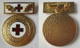 DDR Ehrenzeichen Des DRK Deutschen Roten Kreuzes In Gold An Ehrenspange (152772) - Duitse Democratische Republiek