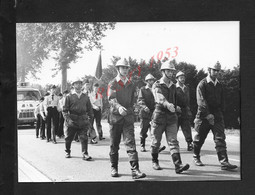 MILITARIA PHOTO ORIGINALE 17,5 X 12, 5 GROUPE DE POMPIERS ( POMPIER ) DE SAINT GERMAIN SUR MORIN AUTO FOURGON WIAMONT : - Pompiers