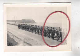 PHOTO  GUERRE CHAR TANK  COLONNE SOLDATS ALLEMANDS PRES DE ST NAZAIRE - Guerra, Militares