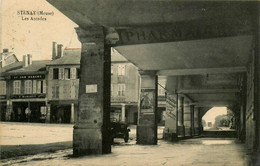 Stenay * Place Et Vue Sur Les Arcades * Pharmacie - Stenay