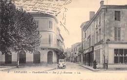 33 - LESPARRE : Place Gambetta - Rue J-J Rousseau ( Commerces Automobile ) - CPA Village - Gironde - Lesparre Medoc