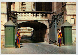 Delcampe - CITTA'  DEL  VATICANO    GUARDIE  SVIZZERE  ALL' ARCO DELLE  CAMPANE                (VIAGGIATA) - Vatikanstadt