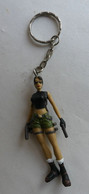 FIGURINE PORTE CLES LARA CROFT - Autres & Non Classés