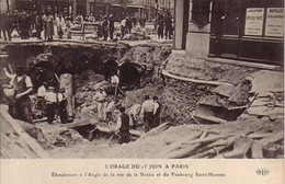 REF13.640  PARIS 8 Em   L'ORAGE DU 15 JUIN . EBOULEMENT A L'ANGLE DE LA RUE DE LA BOETIE ET DU FAUBOURG St - HONORE - Inondations