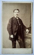 Photographie CDV Homme Debout Par PALMER DESCAMPS à COURTRAI Vers 1860/65 - Voir Détail Médaille Sur Gilet BE - Antiche (ante 1900)