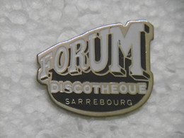 Pin's - FORUM Discothèque SARREBOURG - Pins Pin Badge Musique Ancienne Discothèque 57 MOSELLE - Musique