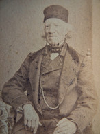 Photo CDV Anonyme - Vieillard à La Toque, 82 Ans En 1877 à Lussac L590A - Antiche (ante 1900)