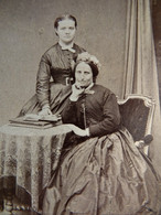 Photo CDV Perlat à Poitiers  Femmes Juliette Et Sa Mère Mme Elie Augry Née Anna Touchard  Sec. Emp. CA 1860 - L590A - Oud (voor 1900)