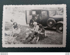 FAMILLE QUI PIC NIQUE Près De La Voiture Ancienne Photo 9cm/6cm - Cars