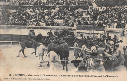 ►NIMES◄30►CPA◄1909►COURSES DE TAUREAUX ◄► ENTR'ACTE PENDANT L'ENLÈVEMENT DU TAUREAU◄ ►ÉDIT. Nelles GALERIES N°17 - Corridas