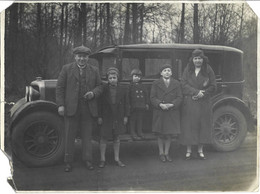 Ancienne Photo : Famille Bougeoise Devant Leur Voiture Automobile , 24 X 17,5 Cm . Dans L'état Voir Scan - Cars